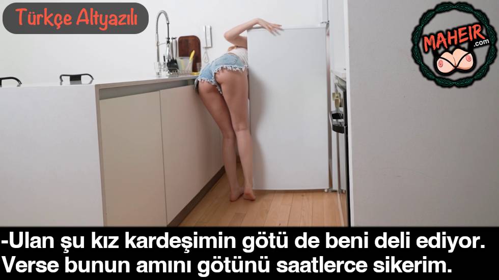 Evde Kısacık Şortla Gezen Gözlüklü Kız Kardeşinin Göte Bakıyor